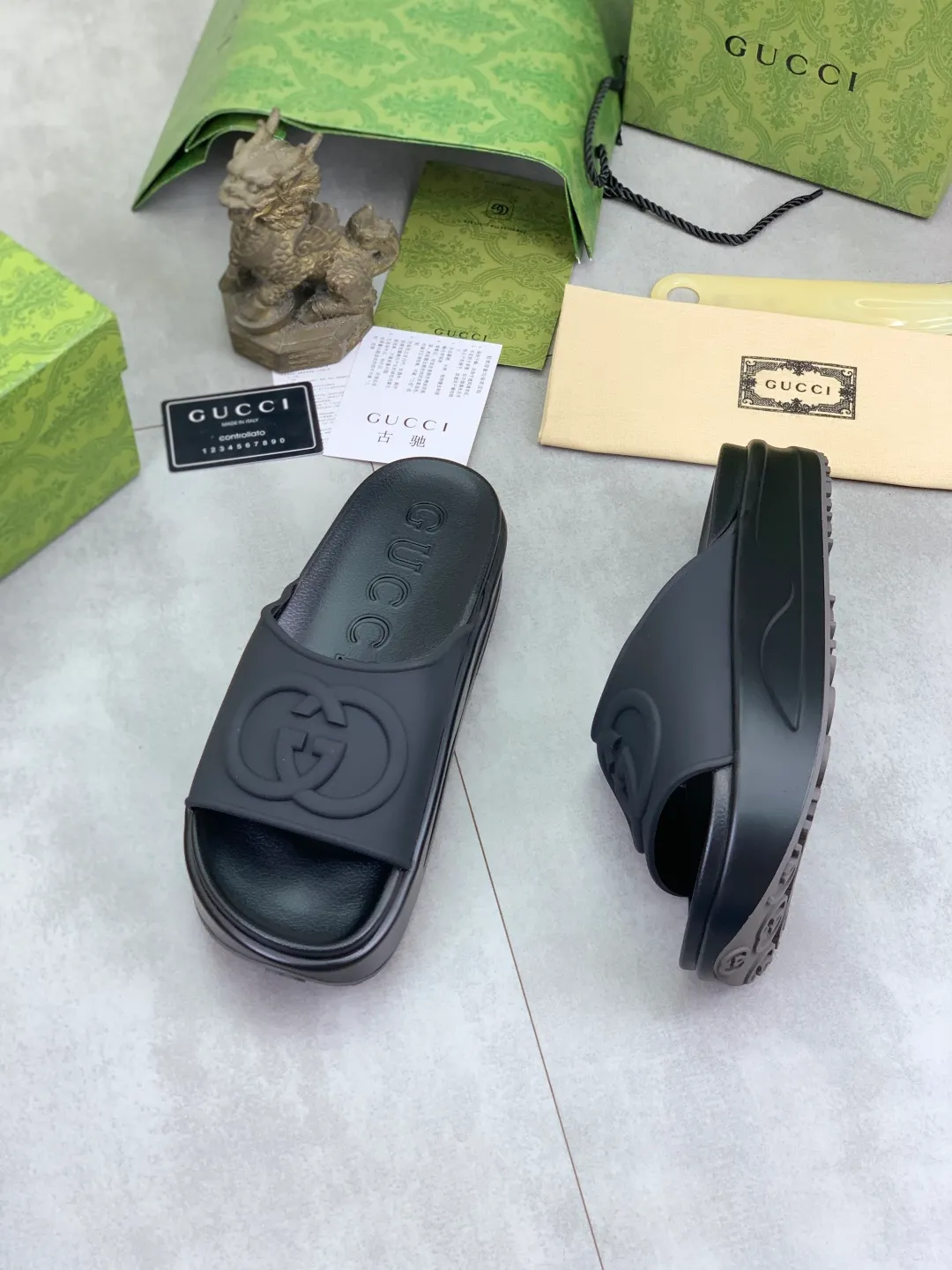 Men's Men's Shoes 💰P300💰[New Style] High Version 🎁🎁🎁 GUCCI New Year of the Snake casual slippers, original official website, perfect workmanship, transmitting a kind of noble luxury, sublimating its definition of luxury in Gucci's high-end extraordinary craftsmanship. Original Gucci double G combination outsole, code number: 35-46, complete package